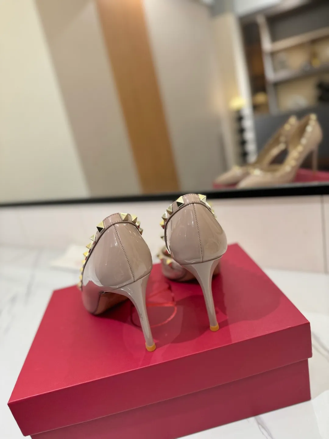 👟👟Ex-factory price 580👟👟 Valentino/Valentino rivet VT classic shoes, top replica! The side curves are perfect, the original molded custom-made rust-free rivets, and the textured hardware bring out a full sense of high-end, giving you a genuine foot feel! The first choice for high-end customers❤️ [Material] Upper: Original imported custom patent leather Lining: Original imported goatskin Outsole: Imported pearlescent leather outsole Heel height: 6.5CM Code number: 35-39 [34, 40, 41, 42 custom-made are not returnable]